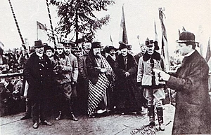 Episcopul Iuliu Hossu dă citire Rezoluției de la Alba Iulia. Sursă foto: Wikipedia