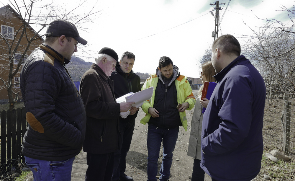 Lucrările de asfaltare a drumurilor comunale continuă