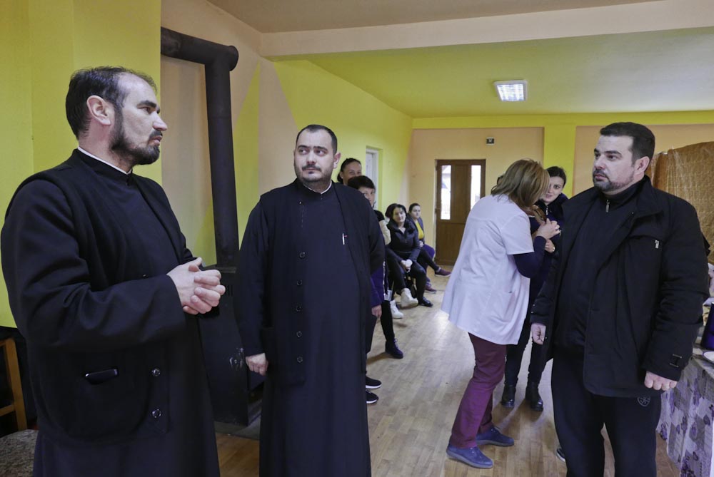 Preoții Călin Romanți, Autelian Tocheș și Florin Franc (de la stânga la dreapta)