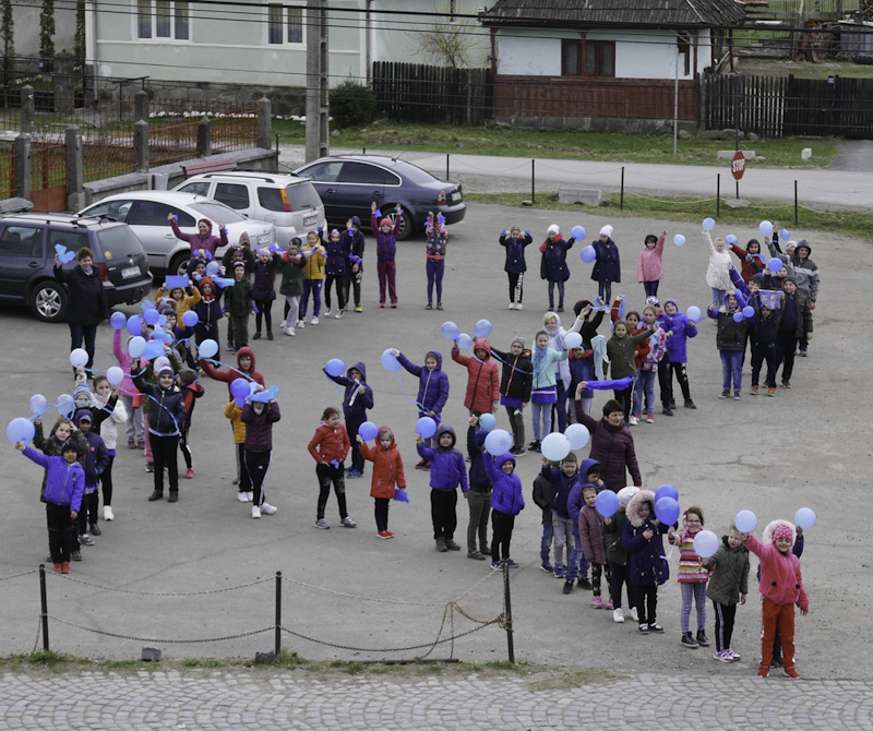 "Albastru pentru solidaritate", 2019. Elevii din Ibănești, solidari cu persoanele diagnosticate cu autism