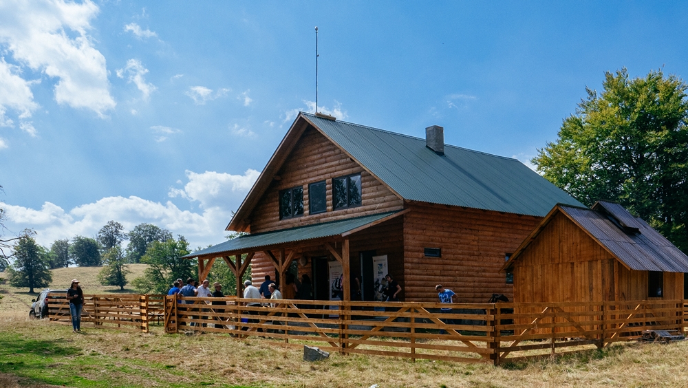 Slujbă de sfințire la stâna din Poiana Obârșii